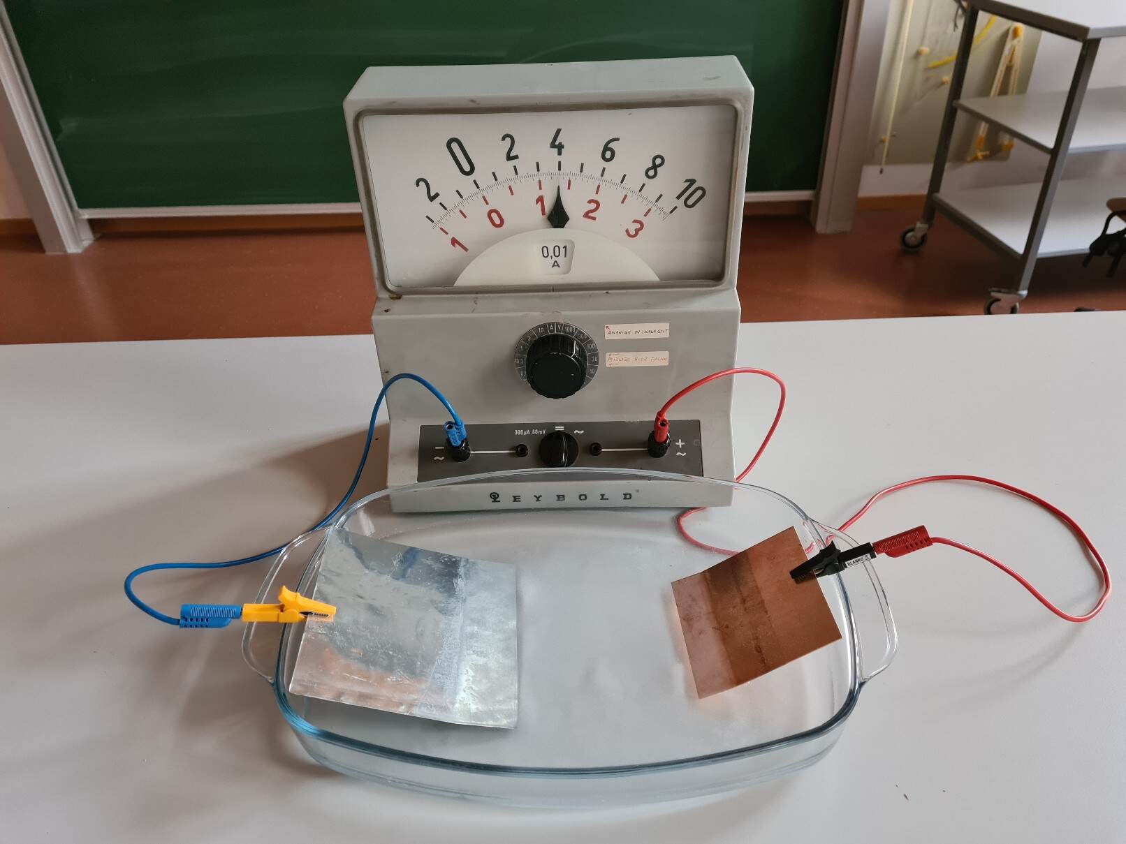 Огурец на банке с рассолом